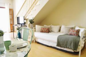 A seating area at HomeySeville-Penthouse Cathedral Tomas de Ibarra St 6 pax, Parking Optional