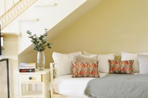 A bed or beds in a room at HomeySeville-Penthouse Cathedral Tomas de Ibarra St 6 pax, Parking Optional