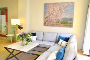 A seating area at HomeySeville-Penthouse Cathedral Tomas de Ibarra St 6 pax, Parking Optional