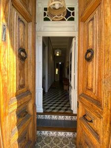 une porte en bois ouverte dans un couloir avec une hallwayngth dans l'établissement Casa en Palafrugell - Costa Brava, à Palafrugell