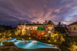 una vista aerea di una casa con piscina di notte di Enjoy boutique a Siem Reap