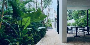 En hage utenfor Private pool and rooftop for 3