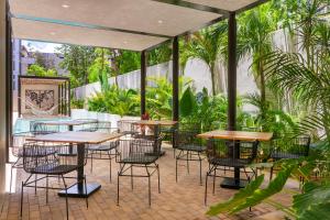 En hage utenfor Private pool and rooftop for 3