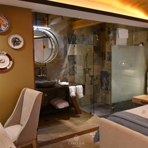 uma casa de banho com um chuveiro e um lavatório. em Hotel Boutique Casa Laja em San Miguel de Allende
