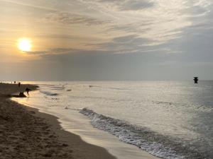 オーステンデにあるColumbiaの海上日の昇る海岸