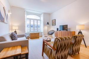 リスボンにあるModern Rustic Flat in Santos by LovelyStayのソファとテーブルのあるリビングルーム