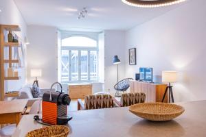 リスボンにあるModern Rustic Flat in Santos by LovelyStayのテーブルと椅子のあるリビングルーム