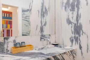 リスボンにあるModern Rustic Flat in Santos by LovelyStayの白いキッチン(シンク、鏡付)