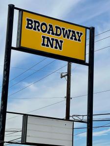 um sinal para uma estalagem na Broadway num poste em Broadway Inn Motel em San Antonio