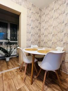 a dining room with a table and chairs at Altheda Living Tineretului E8 in Suceava