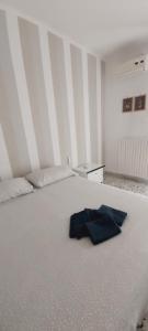 una camicia blu che giace su un letto in una stanza di Mont Saint Michel a Bari
