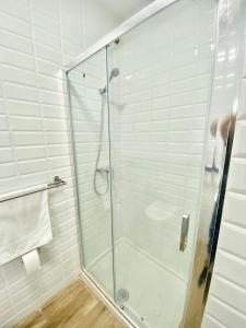 um chuveiro com uma porta de vidro na casa de banho em China Town Madrid 02 em Madri