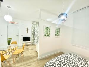 een slaapkamer met een tafel en stoelen en een eetkamer bij China Town Madrid 02 in Madrid
