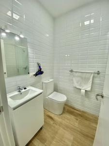 uma casa de banho branca com um WC e um lavatório em China Town Madrid 02 em Madri