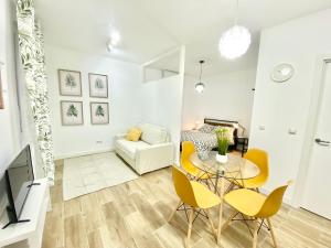 uma sala de estar com uma mesa e cadeiras e um sofá em China Town Madrid 02 em Madri