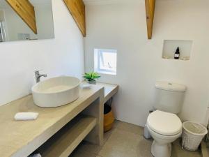 uma casa de banho com um lavatório e um WC em CVista em Jacobs Bay