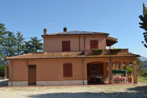 une maison ancienne avec une grande véranda dans l'établissement Agriturismo Le Forre del Treja (La Villa), à Civita Castellana