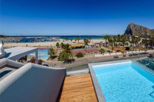 Výhľad na bazén v ubytovaní Luxury Luce del Mare alebo v jeho blízkosti