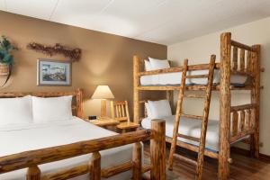 a bedroom with two bunk beds and a lamp at Baymont by Wyndham Owatonna in Owatonna