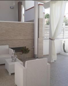 A seating area at Angolo di Grecia