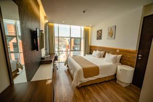 Cette chambre d'hôtel comprend un lit et un balcon. dans l'établissement Hotel La Peonía, à La Paz