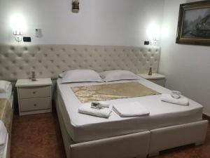 Un pat sau paturi într-o cameră la Rezidenca Aurel Center