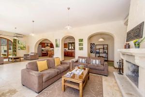 sala de estar con 2 sofás y chimenea en The Olives Holiday Home, en San Lawrenz