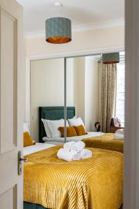 One Bedroom Apartment in Marylebone في لندن: غرفة نوم مع منشفتين فوق سرير