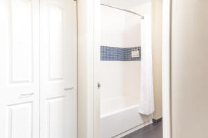 Et badeværelse på Staybridge Suites Denver - Central Park by IHG + 76 billeder