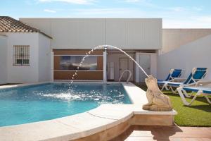 Bazén v ubytování Casa Arivalde nebo v jeho okolí