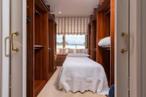 een slaapkamer met een bed in een kamer bij Apartamento Junto Playa Sardinero Con Parking in Santander