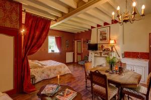 - une chambre avec un lit et une table dans l'établissement Chateau Le Val, à Brix