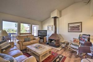 - un salon avec un canapé et une cheminée dans l'établissement Cozy Pagosa Condo Stunning Mountain and Lake Views!, à Pagosa Springs
