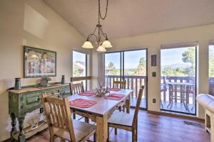 - une salle à manger avec une table, des chaises et des fenêtres dans l'établissement Cozy Pagosa Condo Stunning Mountain and Lake Views!, à Pagosa Springs