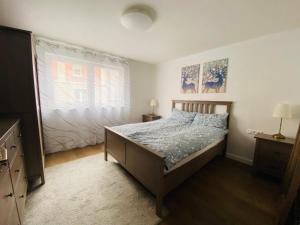 1 dormitorio con cama y ventana en Exklusiv möblierte Wohnung in besten Lage, en Stuttgart