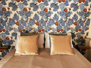 A bed or beds in a room at San Ranieri Tiny Tower