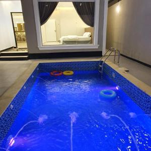 a swimming pool with three frisbees in a room at شاليهات z5 الفندقية in Al ‘Awājīyah