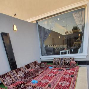 Zimmer mit Sofas und einem großen Fenster in der Unterkunft شاليهات z5 الفندقية in Al ‘Awājīyah