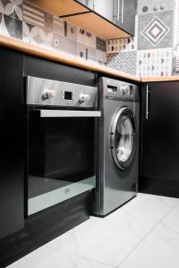 cocina con lavavajillas y lavadora en Nelspruit 66 At Riverside Estate en Boschrand