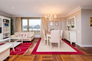 uma sala de estar com um sofá e uma mesa em Apartamento Junto Playa Sardinero Con Parking em Santander