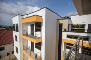 einen Blick vom Balkon eines Gebäudes in der Unterkunft Washington Court - Deluxe One Bedroom Apartment in Accra