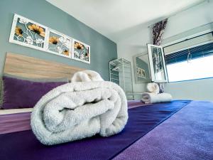 Ένα ή περισσότερα κρεβάτια σε δωμάτιο στο APARTAMENTOS FERNANDO III EL SANTO