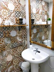 een badkamer met een wastafel en een toilet bij APARTAMENTOS FERNANDO III EL SANTO in Baeza