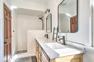 uma casa de banho com um lavatório e um espelho em Beautifully Restored Farmhouse in Marshall! em Marshall