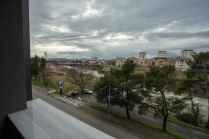 een raam in een gebouw met uitzicht op de stad bij LINA - PG, Moraca River Apartment in Podgorica