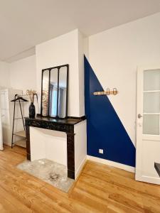 um quarto com uma parede azul e um espelho em Le Cobalt - Hypercentre - Gare - Netflix em Toulouse