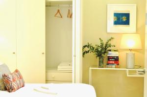 A bed or beds in a room at HomeySeville-Penthouse Cathedral Tomas de Ibarra St 6 pax, Parking Optional
