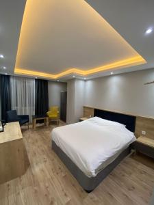 una camera d'albergo con letto e scrivania di Asem a Istanbul