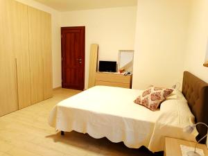 a bedroom with a bed and a television in a room at Casa di Tatiana!!! in Castel del Piano