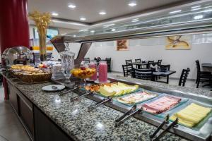 uma linha de buffet com carnes e queijos à mostra em Hotel Nacional Inn Porto Alegre - 200 metros do Complexo Hospitalar Santa Casa e UFRGS em Porto Alegre